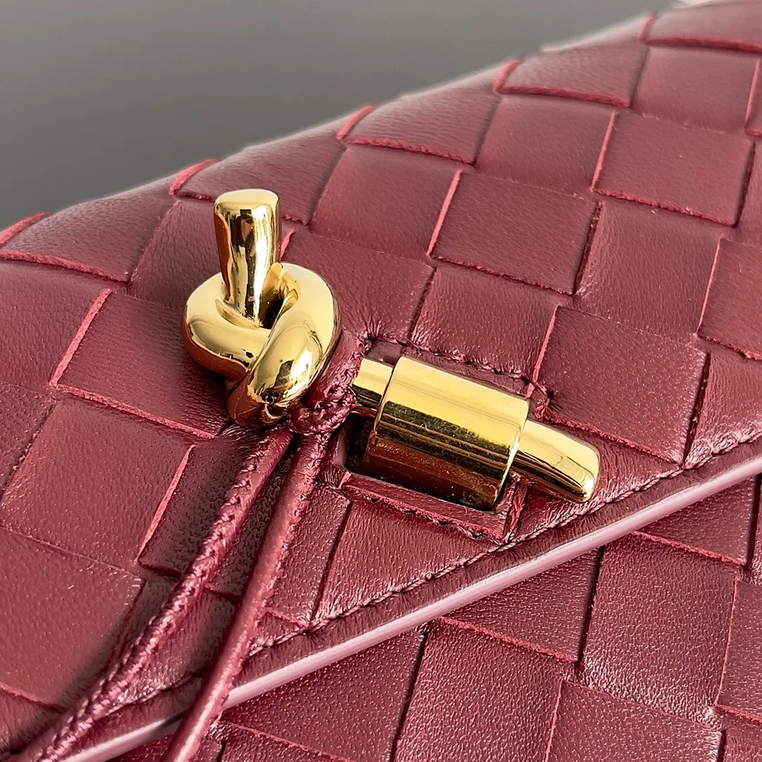 Batch 1160 BV Andiamo clutch wallet is super high-end🤎🤎How come the long clutch bag is so exquisite~ The braided style bag surface paired with all-copper hardware is really warm and high-end. The bag body is super light and can be grabbed easily! It can store a lot of small items and large mobile phones ~ very practical for daily use. Style number: 741504 Size: 19*11.5*3